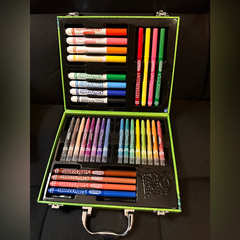 Crayola Silly Scents - Scented markers and crayons with Storage briefcase